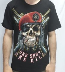 Лице на мъжка тениска One Shot One Kill с голям череп с червена барета и автомати