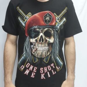 Лице на мъжка тениска One Shot One Kill с голям череп с червена барета и автомати