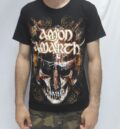 Лице на метъл тениска на Amon Amarth с викингски шлем и брадви