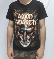 Лице на метъл тениска на Amon Amarth с викингски шлем и брадви