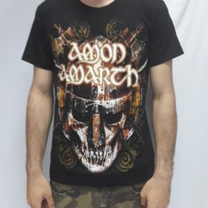 Лице на метъл тениска на Amon Amarth с викингски шлем и брадви