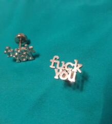 Ефектна сребриста обеца от стомана с надпис Fuck you