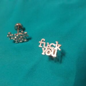 Ефектна сребриста обеца от стомана с надпис Fuck you
