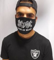 Мъж с черна предпазна маска за лице на рок групата AC/DC