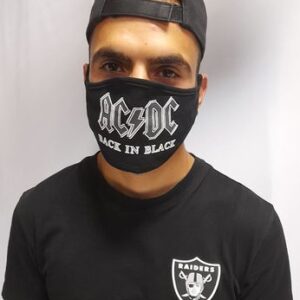 Мъж с черна предпазна маска за лице на рок групата AC/DC