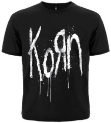 Предна част на черна метал тениска Korn с бяло разтичащо се лого