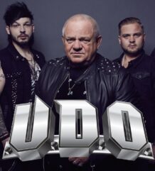 Малък плакат за стая на UDO с бандата