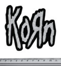 Бродирана бяла нашивка на Korn върху черен фон