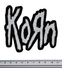 Бродирана бяла нашивка на Korn върху черен фон