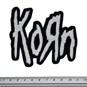 Бродирана бяла нашивка на Korn върху черен фон