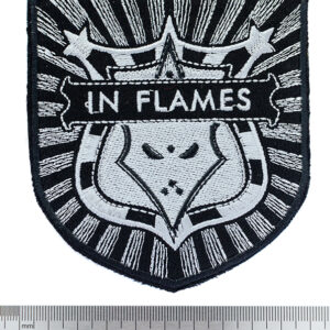 Метъл нашивка In Flames Jesterhead Shield сребриста бродерия на черен фон