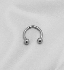 Сребриста стоманена обеца тип халка с две топчета 11х1х3 mm