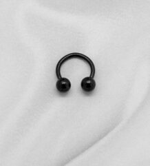 Черна стоманена обеца тип подкова 11х1х4 mm с анодно покритие