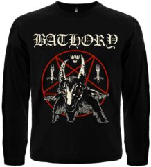 Предна част на черна тениска Bathory с дълъг ръкав и лого на групата с козел в пентаграма