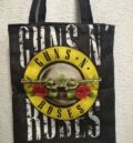 Черна текстилна торба Guns N' Roses с голям жълт кръг, револвери и червени рози