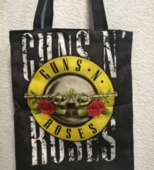 Черна текстилна торба Guns N' Roses с голям жълт кръг, револвери и червени рози