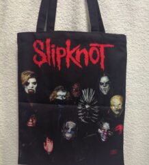 Черна текстилна чанта Slipknot с червено лого и маскираните членове на групата