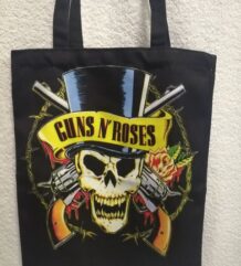 Черна рок чанта Guns N' Roses с печат на череп, револвери и рози в жълто и червено
