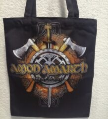Черна текстилна чанта Amon Amarth с принт на викингски щит, меч и две брадви