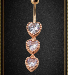 Обеца за пъпа от медицинска стомана с три висящи кристални сърца в розово злато