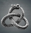 Медальон на Ouroboros с triquetra