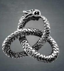 Медальон на Ouroboros с triquetra