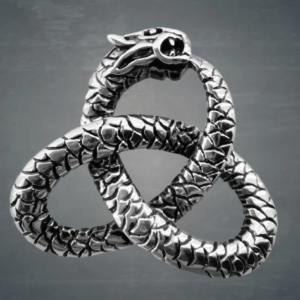 Медальон на Ouroboros с triquetra