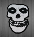 Бродирана пънкарска нашивка на Misfits с черепа The Fiend в черно и бяло