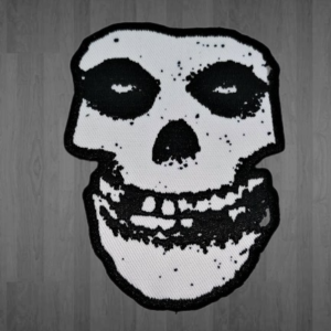 Бродирана пънкарска нашивка на Misfits с черепа The Fiend в черно и бяло