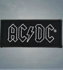 Класическа везана рок нашивка AC/DC с бяло лого на черен фон