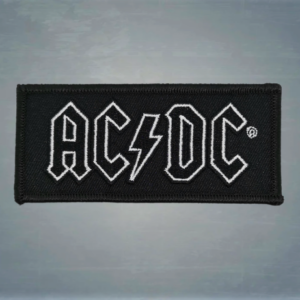 Класическа везана рок нашивка AC/DC с бяло лого на черен фон