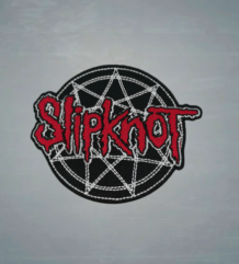 Бродирана метъл нашивка Slipknot с червено лого и символ нонаграма