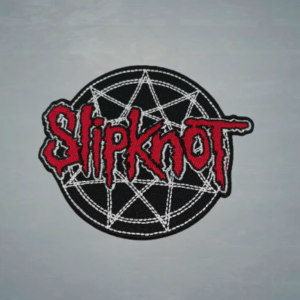 Бродирана метъл нашивка Slipknot с червено лого и символ нонаграма