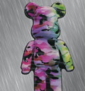 Сладурски стикер с камуфлажно Bearbrick