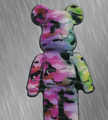 Сладурски стикер с камуфлажно Bearbrick