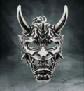 Медальон под формата на маска Hannya