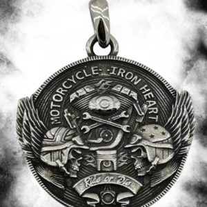 Стоманен байкърски медальон motorcycle iron heart на сив фон