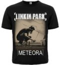 Предна част на черна метъл тениска Linkin Park Meteora с графити артист и лого на групата.Предна част на черна метъл тениска Linkin Park Meteora с графити артист и лого на групата.Предна част на черна метъл тениска Linkin Park Meteora с графити артист и лого на групата.
