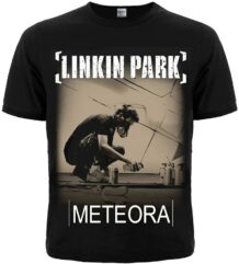 Предна част на черна метъл тениска Linkin Park Meteora с графити артист и лого на групата.Предна част на черна метъл тениска Linkin Park Meteora с графити артист и лого на групата.Предна част на черна метъл тениска Linkin Park Meteora с графити артист и лого на групата.