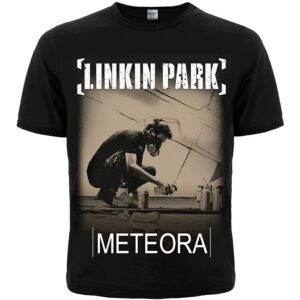 Предна част на черна метъл тениска Linkin Park Meteora с графити артист и лого на групата.Предна част на черна метъл тениска Linkin Park Meteora с графити артист и лого на групата.Предна част на черна метъл тениска Linkin Park Meteora с графити артист и лого на групата.