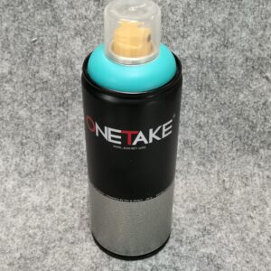 Спрей за графити Medium Turquoise OneTake във флакон със среднотюркоазен пръстен около дюзата.