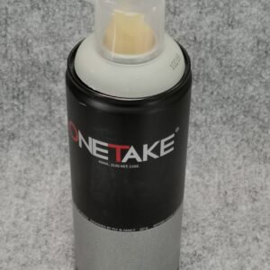 Светлосив спрей за графити OneTake във флакон със светлосив пръстен около дюзата за точна идентификация на цвета.
