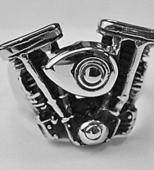 Мъжки рокерски пръстен от медицинска стомана с детайлно изобразен V-Twin двигател
