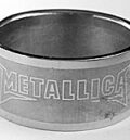 Широк стоманен пръстен с гравирано лого на групата Metallica