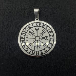 медальон от стомана викингски компас Vegvisir върху черен кожен фон