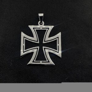 медальон от стомана ажурен железен кръст върху черен кожен фон