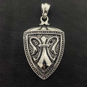 стоманено колие щит с гералдическа лилия от медицинска стомана върху черна кожа