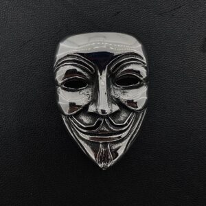 Медальон маска анонимните от медицинска стомана върху черна кожена повърхност