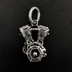 медальон от стомана двигател V-Twin върху черен кожен фон