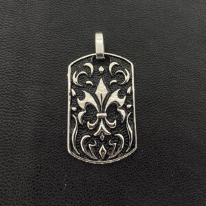 Медальон военна плочка с кралска лилия Fleur-de-lis от медицинска стомана върху черна кожена повърхност